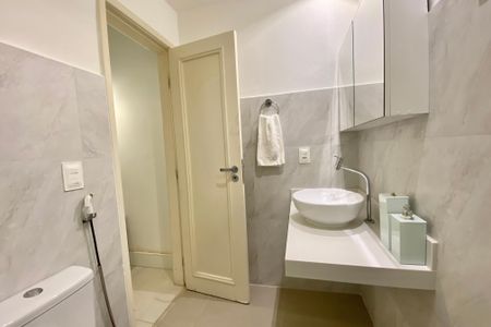 Apartamento à venda com 56m², 1 quarto e sem vagaSuite - Banheiro