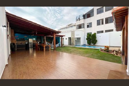 Casa à venda com 308m², 5 quartos e 3 vagas