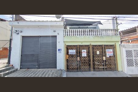 Casa à venda com 316m², 4 quartos e 2 vagas Casa à venda com 316m², 4 quartos e 2 vagasFachada