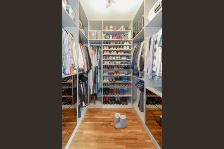 Casa à venda com 238m², 3 quartos e 2 vagas Casa à venda com 238m², 3 quartos e 2 vagasCloset da Suíte