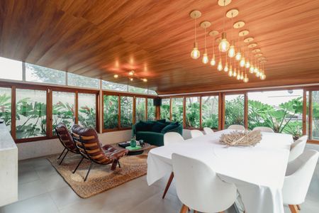 Casa à venda com 238m², 3 quartos e 2 vagas Casa à venda com 238m², 3 quartos e 2 vagasSala