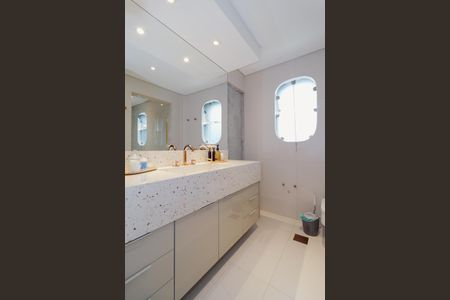 Casa à venda com 238m², 3 quartos e 2 vagas Casa à venda com 238m², 3 quartos e 2 vagasBanheiro Social