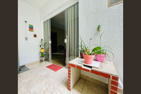 Casa à venda com 200m², 3 quartos e 2 vagasEntrada 