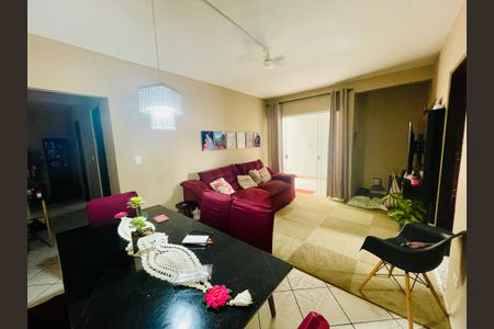 Casa à venda com 200m², 3 quartos e 2 vagasSala