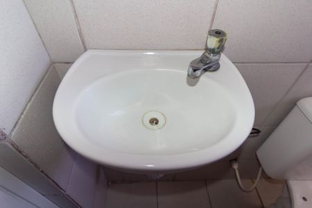 Banheiro Social de casa para alugar com 1 quarto, 30m² em Jardim Caguassu, São Paulo