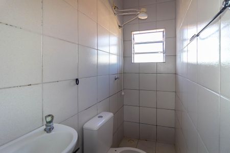 Banheiro Social de casa para alugar com 1 quarto, 30m² em Jardim Caguassu, São Paulo