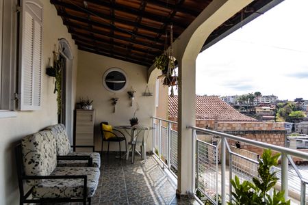 Casa à venda com 379m², 3 quartos e 8 vagasVaranda