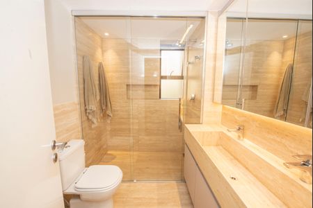 Apartamento à venda com 216m², 4 quartos e 3 vagasBanheiro da Suíte 2