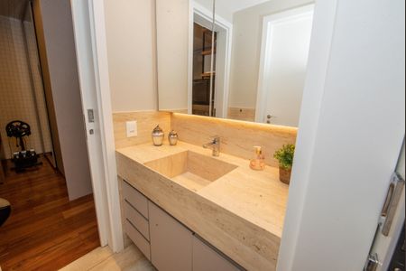 Apartamento à venda com 216m², 4 quartos e 3 vagasBanheiro das semi suítes