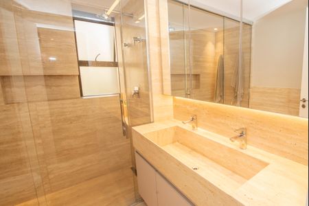 Apartamento à venda com 216m², 4 quartos e 3 vagasBanheiro da Suíte 2