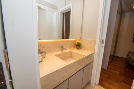 Apartamento à venda com 216m², 4 quartos e 3 vagasBanheiro das semi suítes