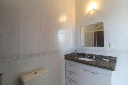 Casa à venda com 159m², 3 quartos e 3 vagasBanheiro da Suíte 1