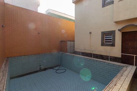 Casa à venda com 300m², 4 quartos e 5 vagas Casa à venda com 300m², 4 quartos e 5 vagasÁrea comum - Piscina