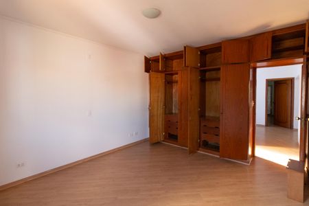 Casa à venda com 300m², 4 quartos e 5 vagas Casa à venda com 300m², 4 quartos e 5 vagasQuarto 4