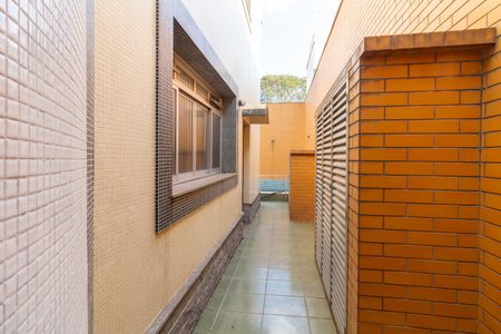Casa à venda com 300m², 4 quartos e 5 vagas Casa à venda com 300m², 4 quartos e 5 vagasCorredor