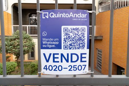 Casa à venda com 300m², 4 quartos e 5 vagas Casa à venda com 300m², 4 quartos e 5 vagasFachada