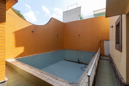 Casa à venda com 300m², 4 quartos e 5 vagas Casa à venda com 300m², 4 quartos e 5 vagasÁrea comum - Piscina