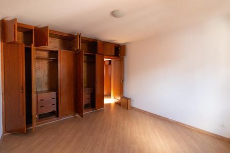 Casa à venda com 300m², 4 quartos e 5 vagas Casa à venda com 300m², 4 quartos e 5 vagasQuarto 4