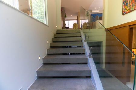 Escada de casa de condomínio à venda com 5 quartos, 400m² em Itaipu, Niterói