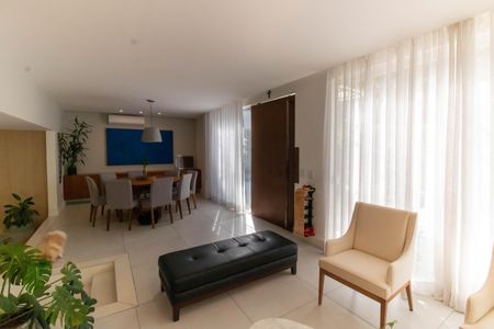 Sala de casa de condomínio à venda com 5 quartos, 400m² em Itaipu, Niterói