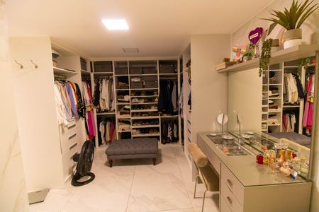 Casa de condomínio à venda com 400m², 5 quartos e 2 vagasCloset da suíte 1