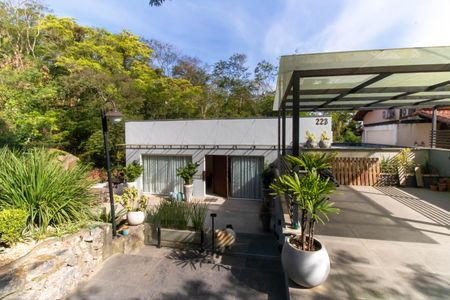 Casa de condomínio à venda com 400m², 5 quartos e 2 vagasFachada