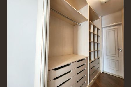 Apartamento à venda com 190m², 3 quartos e 3 vagas Apartamento à venda com 190m², 3 quartos e 3 vagasCloset da suíte 2