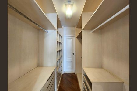 Apartamento à venda com 190m², 3 quartos e 3 vagas Apartamento à venda com 190m², 3 quartos e 3 vagasCloset da suíte 2