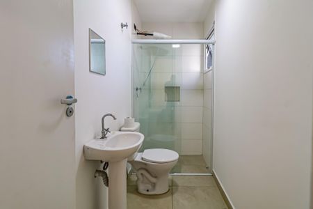 Banheiro de kitnet/studio para alugar com 1 quarto, 25m² em Jardim Peri Peri, São Paulo