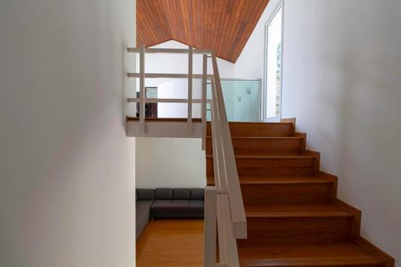 Casa de condomínio para alugar com 400m², 3 quartos e 4 vagas Casa de condomínio para alugar com 400m², 3 quartos e 4 vagasEscada