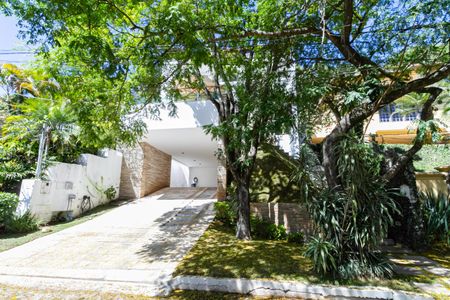 Casa de condomínio para alugar com 400m², 3 quartos e 4 vagas Casa de condomínio para alugar com 400m², 3 quartos e 4 vagasFachada