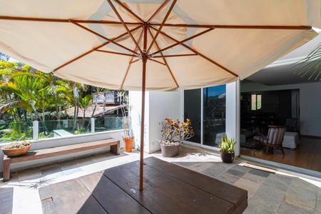 Casa de condomínio para alugar com 400m², 3 quartos e 4 vagas Casa de condomínio para alugar com 400m², 3 quartos e 4 vagasVaranda