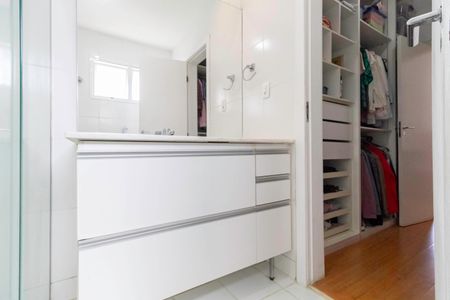 Casa de condomínio para alugar com 400m², 3 quartos e 4 vagas Casa de condomínio para alugar com 400m², 3 quartos e 4 vagasBanheiro da suíte