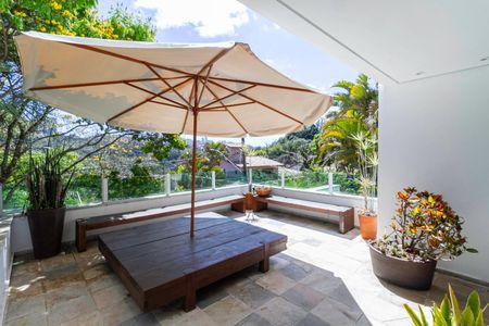 Casa de condomínio para alugar com 400m², 3 quartos e 4 vagas Casa de condomínio para alugar com 400m², 3 quartos e 4 vagasVaranda