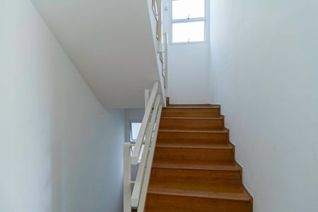 Casa de condomínio para alugar com 400m², 3 quartos e 4 vagas Casa de condomínio para alugar com 400m², 3 quartos e 4 vagasEscada