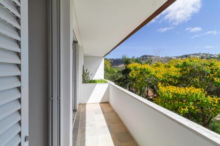 Casa de condomínio para alugar com 400m², 3 quartos e 4 vagas Casa de condomínio para alugar com 400m², 3 quartos e 4 vagasVaranda do quarto 2 e da suíte