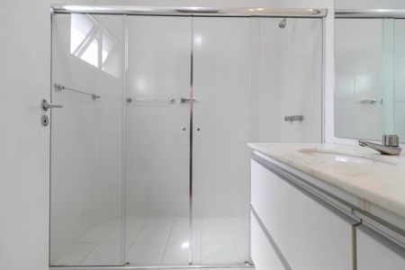 Casa de condomínio para alugar com 400m², 3 quartos e 4 vagas Casa de condomínio para alugar com 400m², 3 quartos e 4 vagasBanheiro da suíte