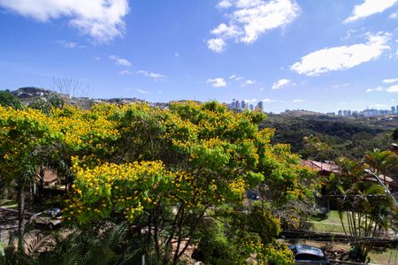 Casa de condomínio para alugar com 400m², 3 quartos e 4 vagas Casa de condomínio para alugar com 400m², 3 quartos e 4 vagasVista da varanda do quarto 2 e da suíte