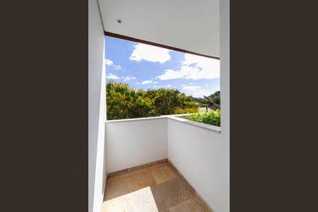 Casa de condomínio para alugar com 400m², 3 quartos e 4 vagas Casa de condomínio para alugar com 400m², 3 quartos e 4 vagasVaranda do quarto 1