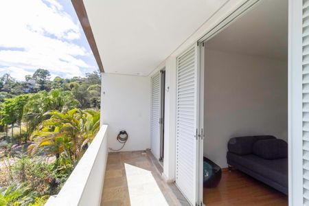 Casa de condomínio para alugar com 400m², 3 quartos e 4 vagas Casa de condomínio para alugar com 400m², 3 quartos e 4 vagasVaranda do quarto 2 e da suíte