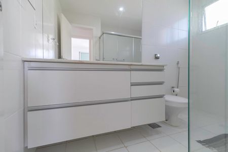 Casa de condomínio para alugar com 400m², 3 quartos e 4 vagas Casa de condomínio para alugar com 400m², 3 quartos e 4 vagasBanheiro social