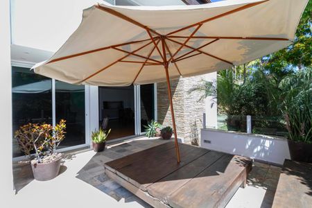 Casa de condomínio para alugar com 400m², 3 quartos e 4 vagas Casa de condomínio para alugar com 400m², 3 quartos e 4 vagasVaranda