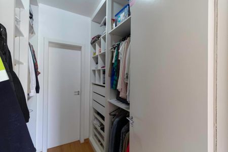 Casa de condomínio para alugar com 400m², 3 quartos e 4 vagas Casa de condomínio para alugar com 400m², 3 quartos e 4 vagasCloset da suíte