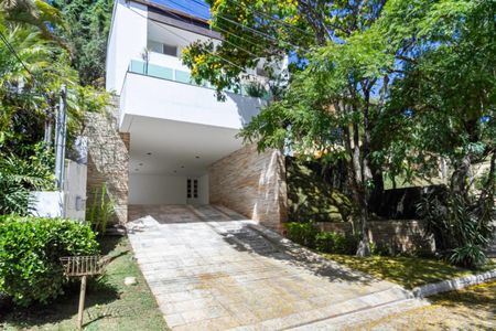 Casa de condomínio para alugar com 400m², 3 quartos e 4 vagas Casa de condomínio para alugar com 400m², 3 quartos e 4 vagasFachada
