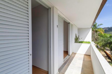 Casa de condomínio para alugar com 400m², 3 quartos e 4 vagas Casa de condomínio para alugar com 400m², 3 quartos e 4 vagasVaranda do quarto 2 e da suíte