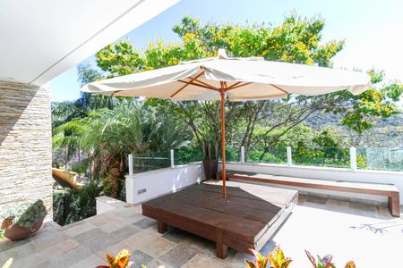 Casa de condomínio para alugar com 400m², 3 quartos e 4 vagas Casa de condomínio para alugar com 400m², 3 quartos e 4 vagasVaranda