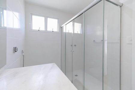 Casa de condomínio para alugar com 400m², 3 quartos e 4 vagas Casa de condomínio para alugar com 400m², 3 quartos e 4 vagasBanheiro social