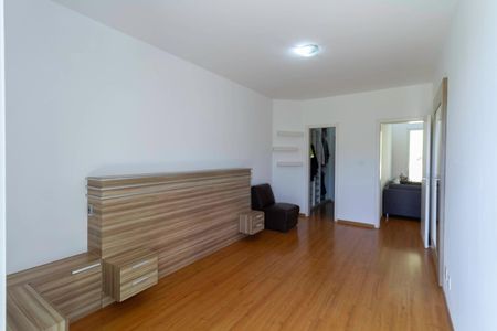 Casa de condomínio para alugar com 400m², 3 quartos e 4 vagas Casa de condomínio para alugar com 400m², 3 quartos e 4 vagasSuíte