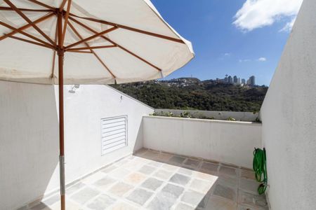 Casa de condomínio para alugar com 400m², 3 quartos e 4 vagas Casa de condomínio para alugar com 400m², 3 quartos e 4 vagasEscritório - Varanda