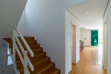 Casa de condomínio para alugar com 400m², 3 quartos e 4 vagas Casa de condomínio para alugar com 400m², 3 quartos e 4 vagasCorredor